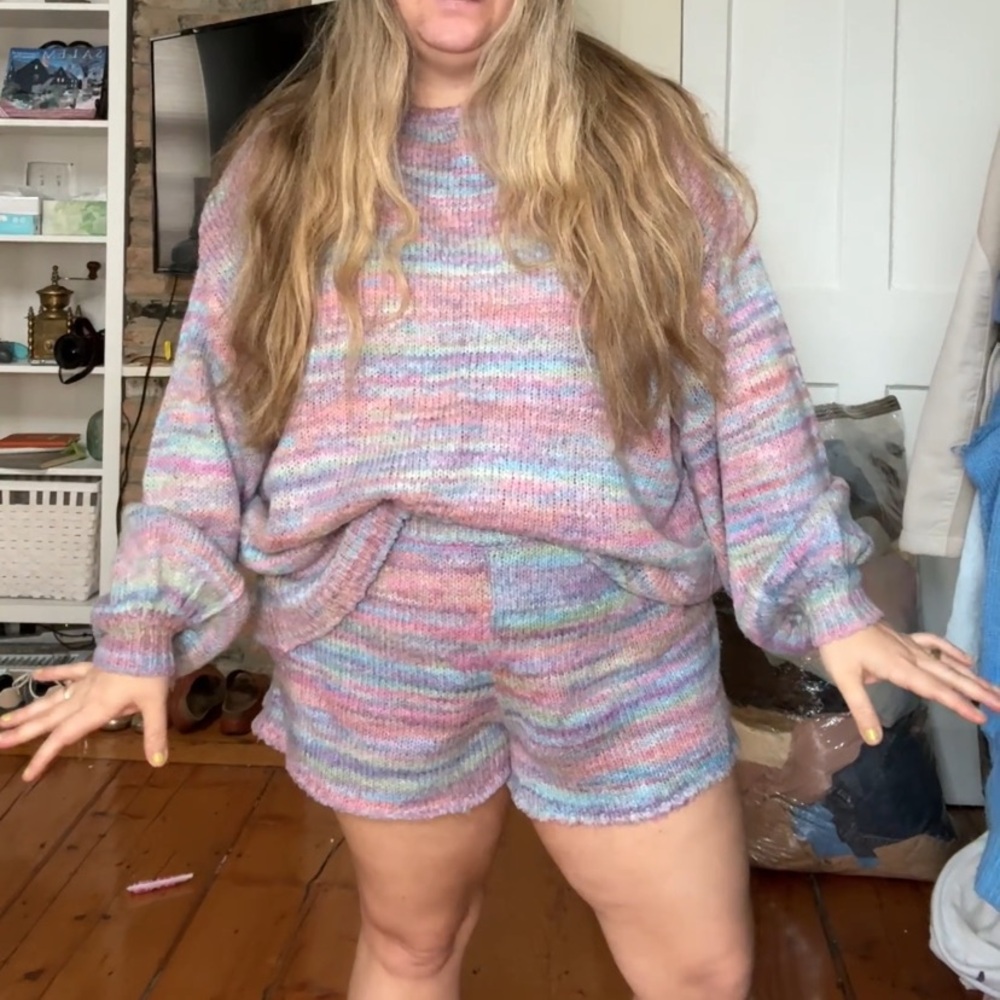 TWO PIECE SWEATER & SHORTS SET